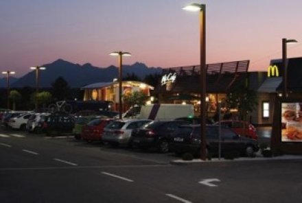 Vonkajšie priestory v McDonald osvetlené LED diódami