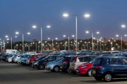 Parkovisko medzinárodného letiska osvietili pomocou LED