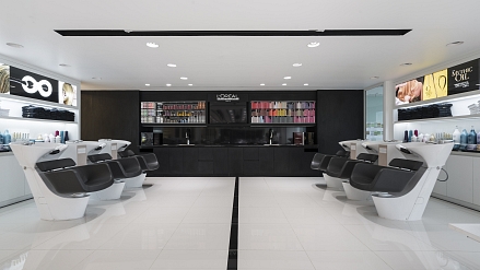 Akadémia L’Oréal v Jakarte získala nové plnospektrálne LED osvetlenie